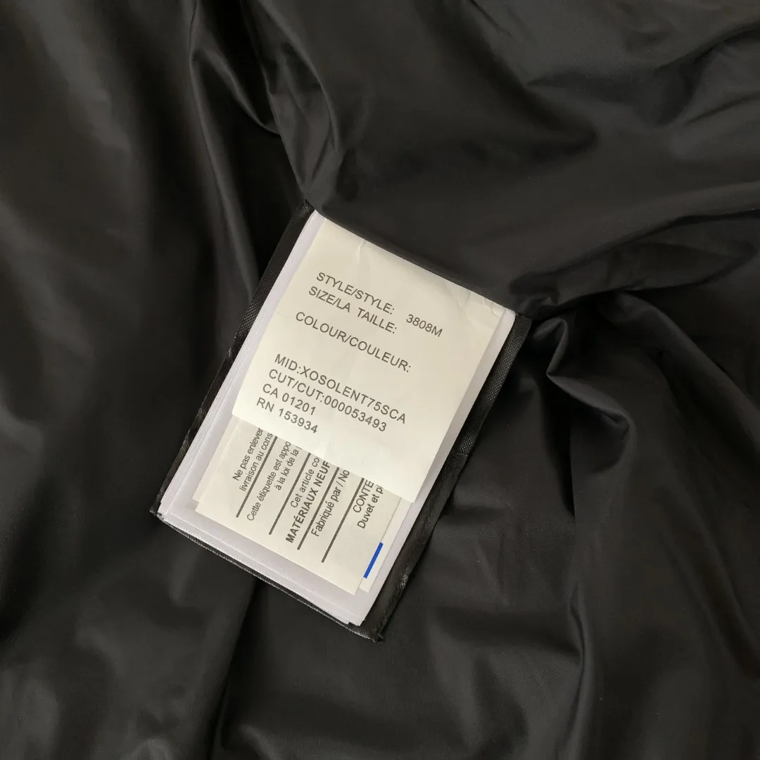 Style number: Y 82 Canada goose/Canada Goose Wyndham M 29 parka down jackets, Authentic original version, you need to compare with Authentic at any time, accessories are all customized from the original factory 💯The fabric is compared to the softness and hardness of Authentic, and can be restored by kneading at will (fabric misunderstanding: fabrics that are not high hardness are waterproof. Only those who buy this year's latest Authentic version will notice the softness and comfort of the fabric) 💯Authentic white duck down synchronized with down, fluffy and not clumping, electronically controlled down filling machine filled with down 💯Customized Authentic YKK military-grade copper core zipper puller, high hardness and no jamming 💯The fur collar is purchased from Western Canada coyote skin and is customized 💯Big goose label, collar label, washed label, tag, zipper cord, pocket label, back label, collar velvet, hook and loop, all details of cuffs are updated simultaneously with Authentic. The best version, the most complete color matching, the fighter in the world 29 battles all kinds of world goods Size: XS-XXL Color: Black red label Black black label Gray red label Gray black label Rice White Navy Blue color